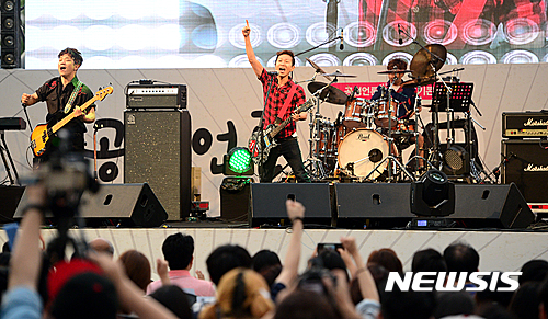 【서울=뉴시스】김동민 기자 = 가수 크라잉넛이 24일 오후 서울 광화문광장에서 열린 ‘공정언론 바로세우기 콘서트-공정언론 다시 시작입니다!’에 참석해 열창하고 있다. 이번 콘서트는 박혜진 아나운서와 노종면 전 언론노조 YTN 지부장이 사회를 맡고, 공정 보도와 언론자유를 요구하다 해직을 당한 언론 노동자들이 함께하는 자리다. 2016.06.24. life@newsis.com