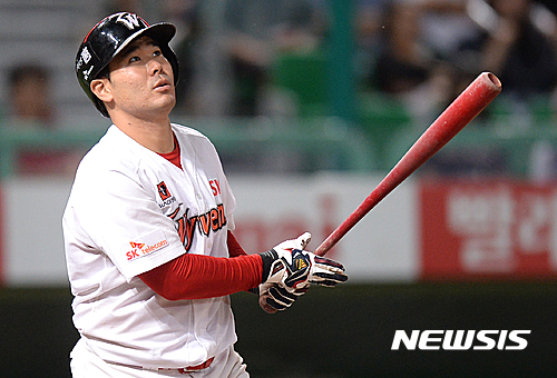 【인천=뉴시스】 장세영 기자= 24일 오후 인천광역시 SK행복드림구장에서 열린 '2016 타이어뱅크 KBO리그' SK 와이번스와 두산 베어스의 경기, 5회 무사 1루에서&nbsp; SK 이재원이 두산 허준혁을 상대로 투런홈런을 날리고 있다. 2016.06.24.&nbsp; photothink@newsis.com 