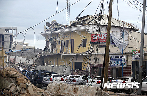 【모가디슈=AP/뉴시스】소말리아 수도 모가디슈에 있는 한 호텔에서 25일(현지시간) 폭탄 테러 및 인질극이 발생해 최소 7명이 숨지고 10명이 다친 것으로 전해졌다. 경찰 당국은 이날 현지의 '나사 하블로 호텔'에서 이런 사건이 발생했다고 전했다. 이날 무장괴한들은 폭발물이 실린 차량을 폭발한 뒤 호텔 안으로 침입해 무차별 총기난사를 가했고 이어 2층으로 올라가 인질극을 벌이는 것으로 전해졌다. 공격이 발생한 호텔의 외부모습. 2016.06.26&nbsp; 