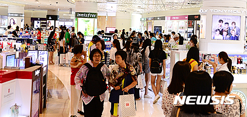 【서울=뉴시스】추상철기자 = 26일 오전 영업을 시작한지 27년만에 문을 닫는 롯데면세점 월드타워점에서 많은 외국인 관광객이 화장품 등 물품 구매를 하고 있다. 롯데면세점 월드타워점은 지난 1989년 잠실 롯데월드에서 출발해 지난해 매출 6112억원으로 단일 매장 매출 세계 5위권 면세점이다. 2016.06.26. scchoo@newsis.com