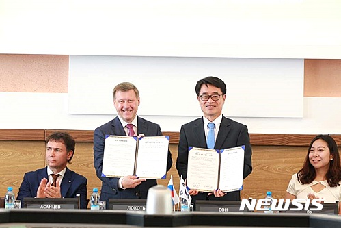 【대전=뉴시스】조명휘 기자 = 송석두 대전시 행정부시장이 25일 자매결연 체결 15주년을 기념해 러시아 노보시비르스크시를 방문하고 국제협력 강화협정을 체결한 뒤 기념촬영을 하고 있다. 2016.06.26. (사진= 대전시 제공) photo@newsis.com