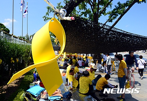 【서울=뉴시스】조성봉 기자 = 26일 오후 서울 종로구 정부서울청사 앞에서 4.16 세월호 참사 가족협의회 유가족들이 '세월호 특별조사위원회 조사 보장'을 촉구하며 농성을 진행하고 있다. 2016.06.26. suncho21@newsis.com