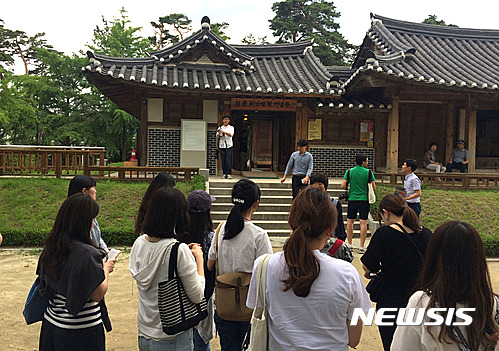 【서울=뉴시스】 ﻿﻿일본 언론이 한국인 남성과 일본인 여성 간 결혼이 증가하고 있는 현상에 주목하며, 그 배경에 한류와 한국의 경제력 향상이 자리하고 있다고 보도했다. 사진은 한국 팸투어 중인 일본 블로그 기자단. 2025.07.13