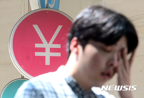 【서울=뉴시스】권현구 기자 = 브렉시트 가결 소식에 달러당 104엔 전반 수준이던 엔화가치가 한때 1달러에 99엔을 기록하며 급등하고 있다. 일본 정부와 일본은행이 시장에 개입하겠다는 뜻을 시사하면서 102엔 수준으로 안정됐지만 엔·달러 환율 100엔대가 무너진 것은 2013년 11월 이후 2년 7개월 만이다. 원·엔 환율도 100엔당 1146.68원으로, 전 거래일보다 63.48원 상승한 26일 오후 서울 중구 명동 하나은행 앞을 시민이 지나고 있다. 2016.06.26. stoweon@newsis.com