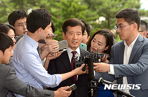 [서울=뉴시스] 남상태 전 대우조선해양 사장이 지난 2016년 6월27일 서울고검에 출석하며 취재진 질문에 답변하고 있다. (사진=뉴시스DB) 2016.06.27. photo@newsis.com