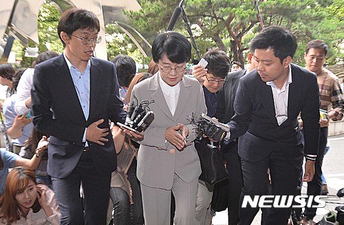 【서울=뉴시스】고승민 기자 = 4.13 총선 당시 당 사무총장으로 선거를 지휘하는 과정에서 홍보비 리베이트 수수 지시 및 보고받은 의혹이 제기된 국민의당 박선숙 의원이 검찰 조사를 받기 위해 27일 오전 서울서부지방검찰청에 출두하고 있다. 2016.06.27.&nbsp; kkssmm99@newsis.com