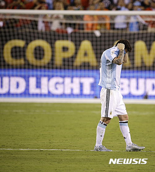 Argentina's Lionel Messi reacts after losing 4-2 to Chile in penalty kicks during the Copa America Centenario championship soccer match, Sunday, June 26, 2016, in East Rutherford, N.J. (AP Photo/Julio Cortez)