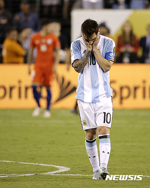 Argentina's Lionel Messi reacts after missing his shot during penalty kicks in the Copa America Centenario championship soccer match, Sunday, June 26, 2016, in East Rutherford, N.J. Chile defeated Argentina 4-2- in penalty kicks. (AP Photo/Julio Cortez)