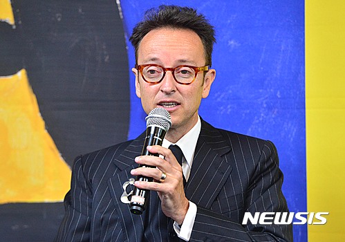 【서울=뉴시스】김선웅 기자 = 27일 오전 서울 종로구 세종문화회관에서 진행된 꿈을 그린 화가 '호안 미로' 특별전 기자간담회에서 작가의 손자이자 석세션 미로의 대표인 주안 푸넷 미로가 작품을 소개하고 있다.&nbsp;&nbsp;&nbsp; 꿈을 그린 화가 '호안 미로' 특별전은 국내 최초로 열리는 호안 미로 대규모 회화전으로 아시아 및 유럽을 통틀어 가장 큰 규모의 작품이 공개된다. 전시는 세종문화회관 미술관에서 오는 9월 24일 까지 관람할 수 있다. 2016.06.27.&nbsp;&nbsp; mangusta@newsis.com 