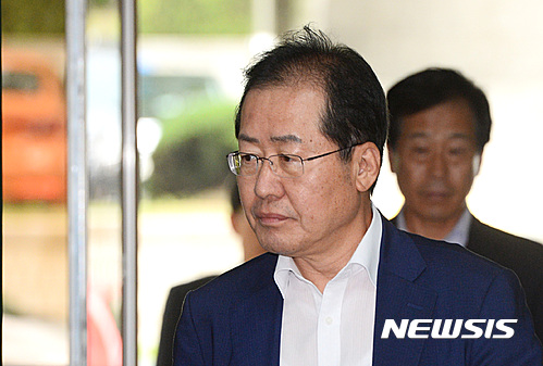 【서울=뉴시스】김진아 기자 = 고 성완종 전 경남기업 회장으로부터 불법 정치자금을 받은 혐의로 기소된 홍준표 경남도지사가 27일 오후 서울 서초구 서울중앙지방법원에서 열린 정치자금법 위반 10차 공판에 출석하고 있다. 2016.06.27. bluesoda@newsis.com