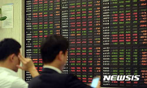 【서울=뉴시스】고승민 기자 = 국내 증시가 영국의 유럽연합 탈퇴 충격에서 벗어나지 못하고 이틀째 하락세를 보이다 기관 매수세 등에 힘입어 강보합 수준 반등에 성공했다. 코스피는 전거래일보다 1.61포인트(0.08%) 오른 1,926.85로 장을 마쳤고, 코스닥은 0.96포인트(0.15%) 오른 648.12로 마감됐다. 사진은 27일 오후 서울 여의도 대신증권 본사 객장 모습. 2016.06.27. kkssmm99@newsis.com
