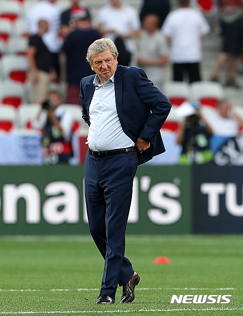 【니스(프랑스)=AP/뉴시스】로이 호지슨 잉글랜드대표팀 감독이 지난달 27일(현지시간) 프랑스 니스 알리안츠 리베라 스타디움에서 열린 유로2016 아이슬란드와의 16강전에 앞서 그라운드를 밟아보고 있다. 