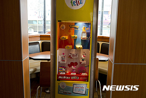 【산티아고=AP/뉴시스】칠레 정부는 27일(현지시간)부터 새로운 식품법을 일제히 실시, 식품의 설탕, 소금, 지방, 칼로리 함량을 대폭 줄이게 하고 비만식품에는 블랙 레이블을 붙이게 하는 '비만과의 전쟁'을 시작했다. 사진은 새 법의 시행전인 22일 산티아고 시내 맥도날드 식당의 어린이용 '해피밀' 광고판. 2016.06.28