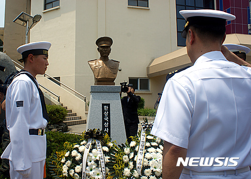[홍성=뉴시스]이종익 기자 = 제2연평해전에서 전사한 참수리 357정 조타장 한상국 상사의 흉상이 28일 오전 모교인 충남 홍성 광천제일고등학교 교정에 세워진 가운데 당시 부상을 입은 이희완 소령이 전우회를 대표해 헌화를 하고 있다. 2016.6.28. 007news@newsis.com