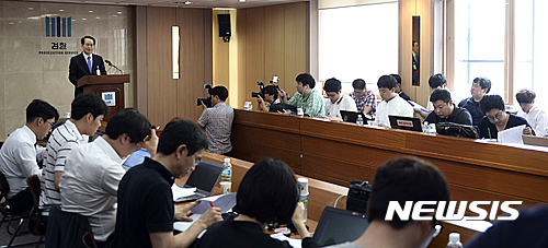 【대구=뉴시스】최진석 기자 = 김주원 대구지검 1차장 검사가 28일 오후 대구 수성구 대구지방검찰청에서 조희팔 사건 재수사 결과를 발표하고 있다. 대구지검은 2년여에 걸친 수사결과를 발표하며 희대의 다단계 사기범 조희팔이 중국에서 도피생활 중 사망한 것으로 결론, 공소권 없음 처분을 내렸다. 2016.06.28. myjs@newsis.com