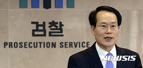 【대구=뉴시스】최진석 기자 = 김주원 대구지검 1차장 검사가 28일 오후 대구 수성구 대구지방검찰청에서 조희팔 사건 재수사 결과를 발표하고 있다. 대구지검은 2년여에 걸친 수사결과를 발표하며 희대의 다단계 사기범 조희팔이 중국에서 도피생활 중 사망한 것으로 결론, 공소권 없음 처분을 내렸다. 2016.06.28. myjs@newsis.com