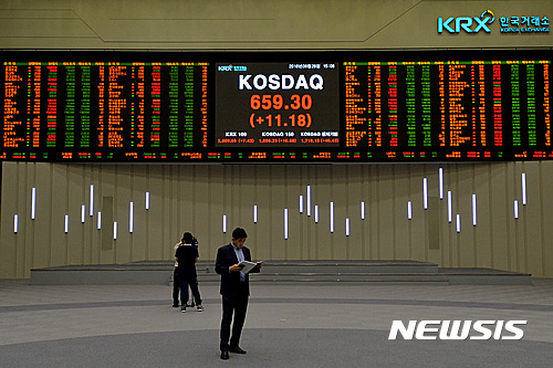 【서울=뉴시스】박진희 기자 = 브렉시트 딛고 이틀째 강세 코스피 지수가 전 거래일보다 9.37포인트(0.49%) 오른 1936.22로 장을 마감한 28일 오후 서울 여의도 한국거래소 내방객이 홍보관을 돌아보고 있다.&nbsp;&nbsp;&nbsp; 코스닥 지수는 전 거래일보다 11.18포인트(1.17%) 오른 659.30로 장을 마쳤다. 2016.06.28.&nbsp;&nbsp; pak7130@newsis.com
