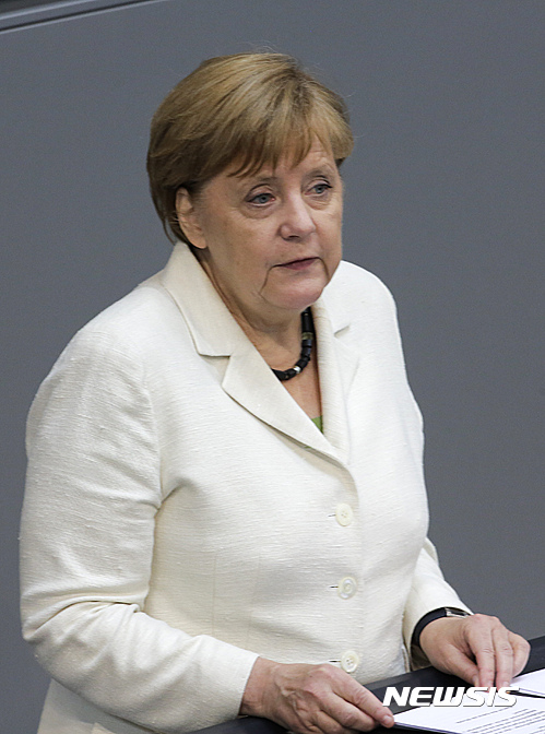 【베를린=AP/뉴시스】앙겔라 메르켈 독일 총리가 28일(현지시간) 베를린 하원에서 연설하고 있다. 2016.06.28