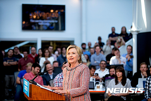 【덴버=AP/뉴시스】힐러리 클린턴미국 민주당 대선후보가 28일(현지시간) 콜로라도주 덴버에서 청년 스타트업 기업가들 및 직원들을 상대로 연설하고 있다. 클린턴은 고용 창출과 성장 촉진을 위해 더 많은 청년 창업이 필요하다며 청년 창업가와 그 직원들의 학자금 대출 상환 유예 및 일부 탕감을 제안했다. 2016.6.29