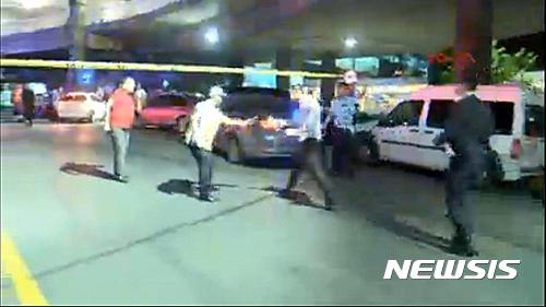 【이스탄불=AP/뉴시스】터키 이스탄불 아타튀르크 국제공항에서 28일(현지시간) 자폭테러 사건이 발생해 많은 사상자가 발생했다. 사진은 테러 발생 후 경찰이 공항 주변에 접근금지 라인을 설치하고 있는 모습을 포착한 동영상을 캡처한 것이다. 2016.06.29