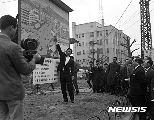 【서울=뉴시스】김현옥(1927~1997) 전 서울시장(왼쪽 두 번째)이 지난 1966년 세종로지하도 설치공사 현장을 찾아 공사 관련 사항을 설명하고 있다. 2016.06.29.&nbsp; (사진 = 서울시 제공)&nbsp; photo@newsis.com