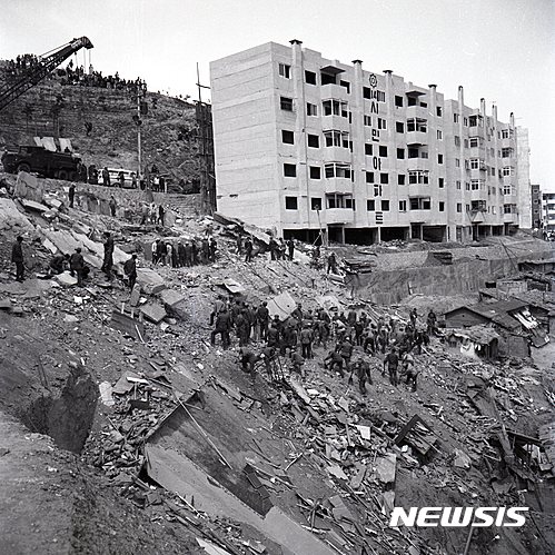 【서울=뉴시스】지난 1970년 4월8일 서울시 마포구 창전동 발생한 와우시민아파트 붕괴사건 모습. 2016.06.29.&nbsp; (사진 = 서울시 제공)&nbsp; photo@newsis.com