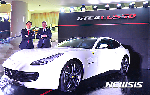 【서울=뉴시스】김동민 기자 = 이탈리아 슈퍼카 브랜드 페라리가 29일 오전 서울 광진구 워커힐 호텔 내 우바에서 ‘페라리 GTC4 루쏘’ 출시 기념 행사를 개최, FMK 김광철 대표와 페라리 극동 및 중동지역 디터 넥텔 CEO가 신차 앞에서 포즈를 취하고 있다.&nbsp;&nbsp;&nbsp; 이번에 출시한 페라리 GTC4 루쏘의 6262cc 12기통 엔진은 8000rpm에서 최고출력 690 마력을 내며, 최대토크는 5750rpm에서 71.1kg.m에 이른다. 2016.06.29.&nbsp; life@newsis.com