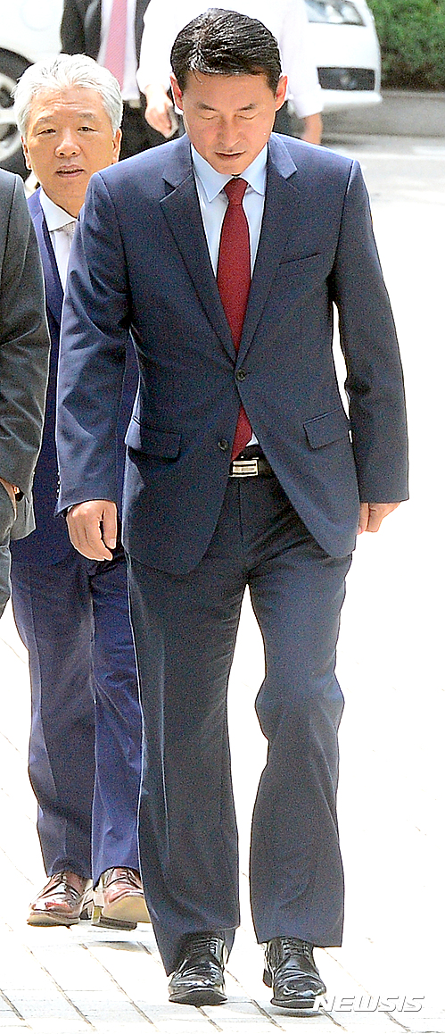 【서울=뉴시스】김동민 기자 = 공직선거법 위반 혐의로 기소된 새누리당 황영철(홍천·횡성)의원이 29일 오전 서울 서초구 서울고등법원에서 열리는 항소심 1차 공판에 출석하고 있다.&nbsp; 황 의원은 지난해 1월 지역구인 횡성 한 행사에서 선거구민 2명에게 학교 발전 기금을 전달한 혐의로 기소 됐다. 2016.06.29. life@newsis.com