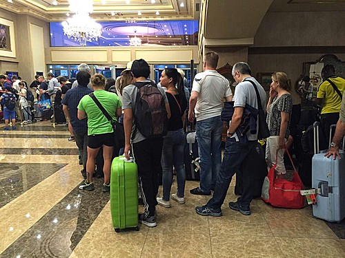 【서울=뉴시스】28일(현지시간) 터키 이스탄불 아타튀르크 국제공항에서 20㎞ 떨어진 한 호텔 로비가 급하게 숙소를 잡으려는 사람들로 붐비고 있다. 이날 공항에서 발생한 자살 폭탄테러로 일부 항공편이 취소됐다. (사진 = 독자 제공) 2016.06.29.