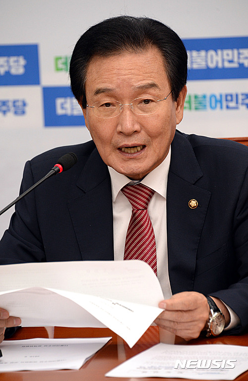 【서울=뉴시스】홍찬선 기자 = 더불어민주당 변재일 정책위의장이 29일 오전 서울 여의도 국회에서 미세먼지 저감 대책을 발표하고 있다. 2016.06.29.  mania@newsis.com 