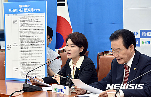 【서울=뉴시스】홍찬선 기자 = 더불어민주당 한정애 원내부대표가 29일 오전 서울 여의도 국회에서 미세먼지 저감 대책을 발표하고 있다. 2016.06.29.  mania@newsis.com