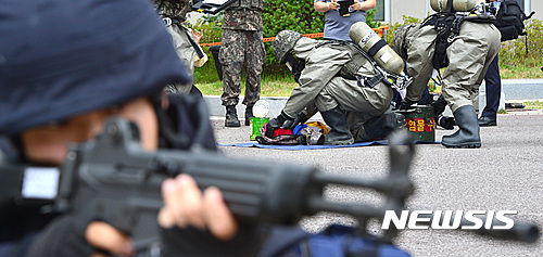 【세종=뉴시스】강종민 기자 = 29일 오후 정부세종청사경비대에서 화학폭탄 폭발을 가상한 모의테러 훈련이 열려 군 방역대가 폭발지역의 오염정도를 측정한 뒤 제독하고 있다. 2016.06.29 ppkjm@newsis.com