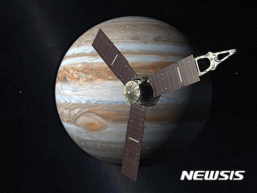 【서울=뉴시스】미항공우주국(나사)의 목성 탐사선 주노가 약 5년간의 우주 비행을 마치고 오는 7월 4일 목성 극궤도에 진입할 예정이다. 사진은 목성 극궤도에 진입한 탐사선 주노의 가상 그래픽 이미지.<출처:나사> 2016.06.29