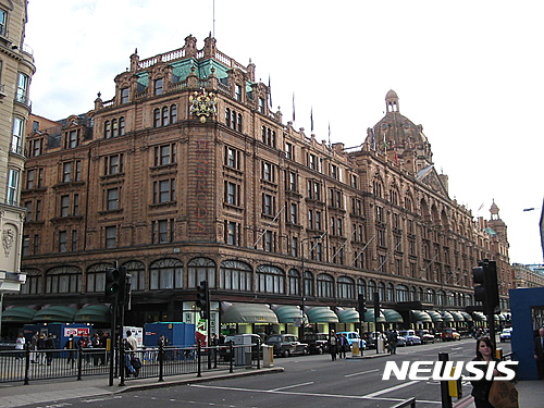 【서울=뉴시스】파운드화 폭락으로 금융시장이 요동치고 있지만, 명품 브랜드 버버리와 멀버리 등을 저가에 사려는 중국 유커를 중심으로 전 세계 관광객들의 관심이 영국에 쏠리고 있다. 특히 아시아 통화 대비 약세를 보이고 있는 위안화 가치가 파운드화에 비하면 강세를 이어가고 있어 영국에서 강력한 구매력으로 무장한 중국 유커들이 몰릴 전망이다. 사진은 영국 런던의 해롯백화점. (사진 출처 = 위키피디아) 2016.06.29