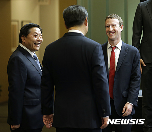 【베이징=AP/뉴시스】중국의 '인터넷 차르'로 불리는 루웨이 국가인터넷정보판공실 주임이 29일(현지시간) 사임했다. 신화통신이 이날 루 주임이 물러나고 쉬린(徐麟) 국가인터넷정보판공실 부주임이 그 자리를 위임한다고 보도했다.사진은 루 주임(왼쪽)이 지난 2015년 9월 23일 베이징에서 시진핑 국가주석(가운데)과 페이스북 최고경영자(CEO) 마크 저커버그의 대화를 지켜보는 모습. 2016.06.30