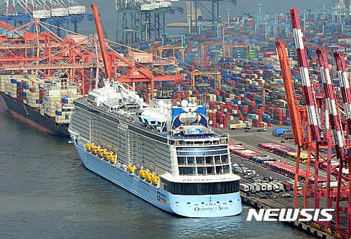 【부산=뉴시스】 하경민 기자 = 30일 오전 부산 남구 감만부두에 아시아 최대 크루즈선인 '오베이션호'(16만8000t급)가 입항하고 있다. 세계 2위 크루즈선사 '로열 캐리비안 인터내셔널'(RCI) 소속인 오베이션호는 길이 348m, 폭 48.9m, 최고속력 22노트이며 객실 2000개, 스카이다이빙 시뮬레이터, 선상 360도 회전 전망대, 영화관, 공연장, 체육관 등의 호화 시설을 갖추고 있다. 이 크루즈선은 승객 4600명과 승무원 1600명을 태우고 부산항을 방문했다. 2016.06.30. yulnetphoto@newsis.com
