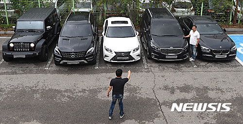 【수원=뉴시스】이정선 기자 = 경기남부지방경찰청 광역수사대는 34개의 유령 법인회사를 설립하여 대포 통장 500여개를 사용 및 유통시키면서 해외에 서버를 두고 입금액 약 1조원에 이르는 불법 스포츠 도박사이트를 운영한 성남지역 조직폭력배 일당을 검거했다고 밝혔다. 사진은 30일 오전 수원 경기남부지방경찰청 광역수사대에서 관계자들이 압수품을 공개하고 있다. 2016.06.30.&nbsp; ppljs@newsis.com