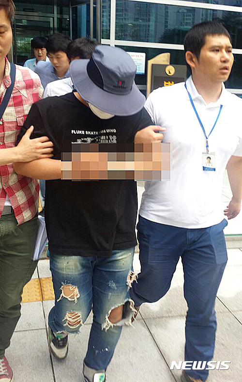 【서울=뉴시스】심동준 기자 = 5년전 서울 도봉구에서 발생한 여중생 집단 성폭행 사건 피의자 한 모씨가 30일 오전 서울 도봉구 서울북부지법에서 영장 실짐심사를 받고 법원을 나오고 있다. 2016.06.30. s.won@newsis.com