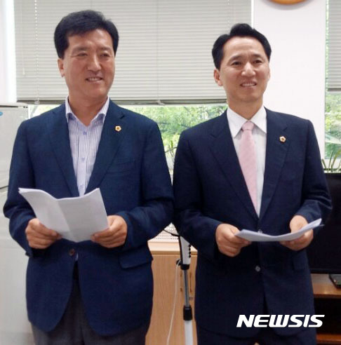 【대전=뉴시스】조명휘 기자 = 더불어민주당 권중순(중구3·오른쪽), 조원휘(유성구4) 대전시의원이 30일 오전 시의회 기자실에서 기자회견을 갖고 제7대 후반기 의장과 부의장으로 출마하겠다고 선언하고 있다. 더민주당은 소속 시의원 가운데 일부는 의장단 후보 등록 의사를 굽히지 않고 있어 극심한 내홍을 겪고 있는 상황이다. 2016.06.30. joemedia@newsis.com