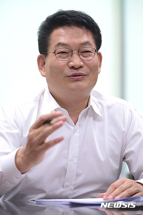 【서울=뉴시스】전신 기자 = 더불어민주당 송영길 의원이 지난 27일 서울 여의도 국회 의원회관 사무실에서 인터뷰를 하고 있다. 2016.06.30&nbsp;&nbsp; photo1006@newsis.com