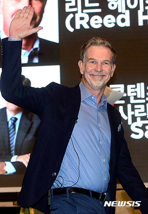 [서울=뉴시스] 권현구 기자 = 30일 오전 서울 영등포구 여의도 콘래드호텔에서 열린 '넷플릭스 미디어데이'에 리드 헤이스팅스 넷플릭스 CEO가 참석하고 있다.넷플릭스는 영화와 TV프로그램을 즐길 수 있는 인터넷 동영상 스트리밍 서비스 기업이다. 2016.06.30. stoweon@newsis.com
