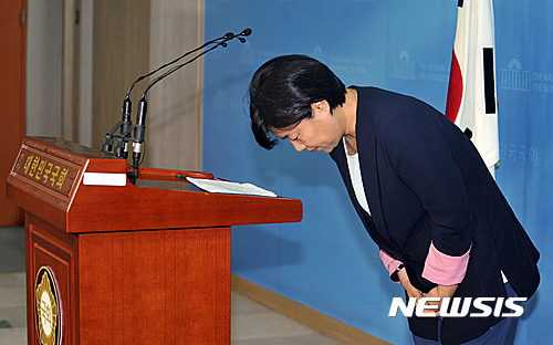 【서울=뉴시스】'가족 보좌진 채용' 논란을 일으킨 더불어민주당 서영교 의원이 30일 오후 서울 여의도 국회 정론관에서 기자회견을 하며 고개 숙여 사과하고 있다. 서 의원은 "저로 인해 상처를 입은 분들에게 조금이라도 보답하기 위해 올해 제 세비는 공익적 부분으로 기탁하겠다"고 밝혔다. 2016.06.30. photo@newsis.com