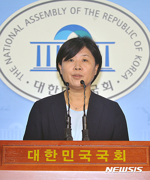 【서울=뉴시스】'가족 보좌진 채용' 논란을 일으킨 더불어민주당 서영교 의원이 30일 오후 서울 여의도 국회 정론관에서 기자회견을 하고 있다. 서 의원은 "저로 인해 상처를 입은 분들에게 조금이라도 보답하기 위해 올해 제 세비는 공익적 부분으로 기탁하겠다"고 밝혔다. 2016.06.30. photo@newsis.com