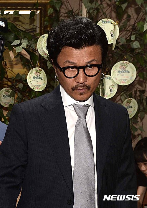 【서울=뉴시스】고범준 기자 = 여성을 성추행한 혐의로 입건된 '서태지와 아이들' 출신 가수 이주노가 30일 오후 서울 용산구 용산경찰서에 피의자 신분으로 조사를 받기 위해 들어서고 있다. 2016.06.30. bjko@newsis.com