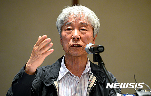 【서울=뉴시스】임태훈 기자 = 2016년 6월 30일, 위작 논란에 휩싸인 이우환 화백이 서울 서울 중구 웨스틴조선호텔에서 경찰 수사와 관련해 기자회견을 하고 있다. 자료 사진 2016.06.30. taehoonlim@newsis.com