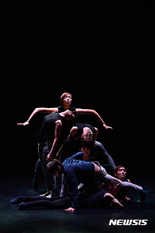 【청주=뉴시스】인진연 기자 = 충북도와 충북무용협회가 주최해 30일 청주시 서원구 사직동 청주아트홀에서 열린 25회 충북무용제에 참가한 현대무용팀 'MOVE POCKET PROJECT'이 '기억의 숲에는 메아리가 없다'라는 작품을 공연하고 있다. 2016.06.30&nbsp; inphoto@newsis.com