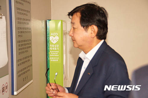 【안동=뉴시스】김진호 기자 = 30일 2차 공판이 열린 대구지법 안동지원에 참석한 권영세 안동시장이 법정 앞 복도 게시판에서 공판 일정을 살펴보고 있다. 2016.06.30&nbsp;&nbsp; kjh9326@newsis.com 