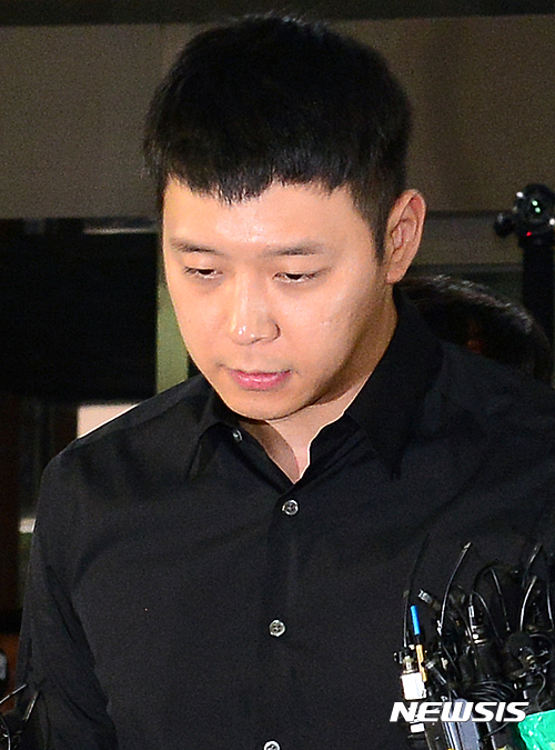 【서울=뉴시스】권현구 기자 = 성폭행 혐의로 4차례 피소된 가수 겸 배우 박유천이 피의자 신분으로 조사를 받기 위해 30일 오후 서울 강남경찰서로 들어서고 있다. 2016.06.30.&nbsp; stoweon@newsis.com