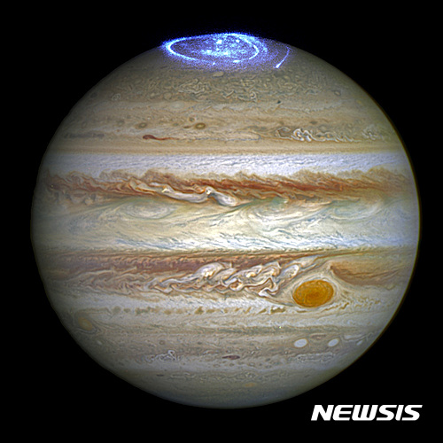 【나사·AP/뉴시스】태양계의 다섯번째 행성인 목성의 이미지. 나사의 허블망원경이 포착한 목성 사진에 북극 극광(오로라)을 합성했다. 오른쪽 중앙 하단 지점에 거대한 '대적반' 소용돌이가 보인다. 나사의 주노 탐사선은 5일 정오쯤(한국시간) 목성 궤도에 안착해 20개월동안 탐사활동을 펼칠 예정이다. 2016.07.05 