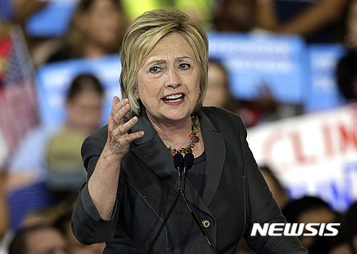 【롤리=AP/뉴시스】미국 민주당의 사실상 대선 후보 힐러리 클린턴 전 국무장관이 6월 22일(현지시간) 노스캐롤라이나주 롤리에서 선거 유세를 펼치고 있다. 2016.6.30.
